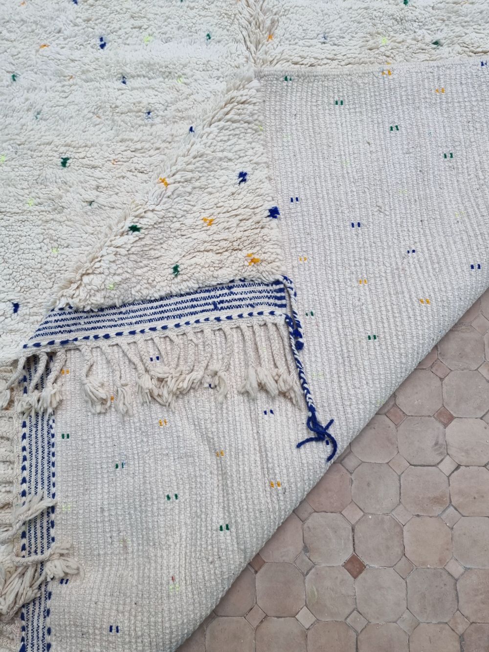 Marokkolainen pilkullinen matto 290x220cm