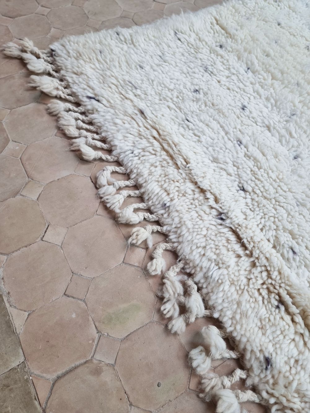 Marokkolainen pilkullinen matto 255x170cm