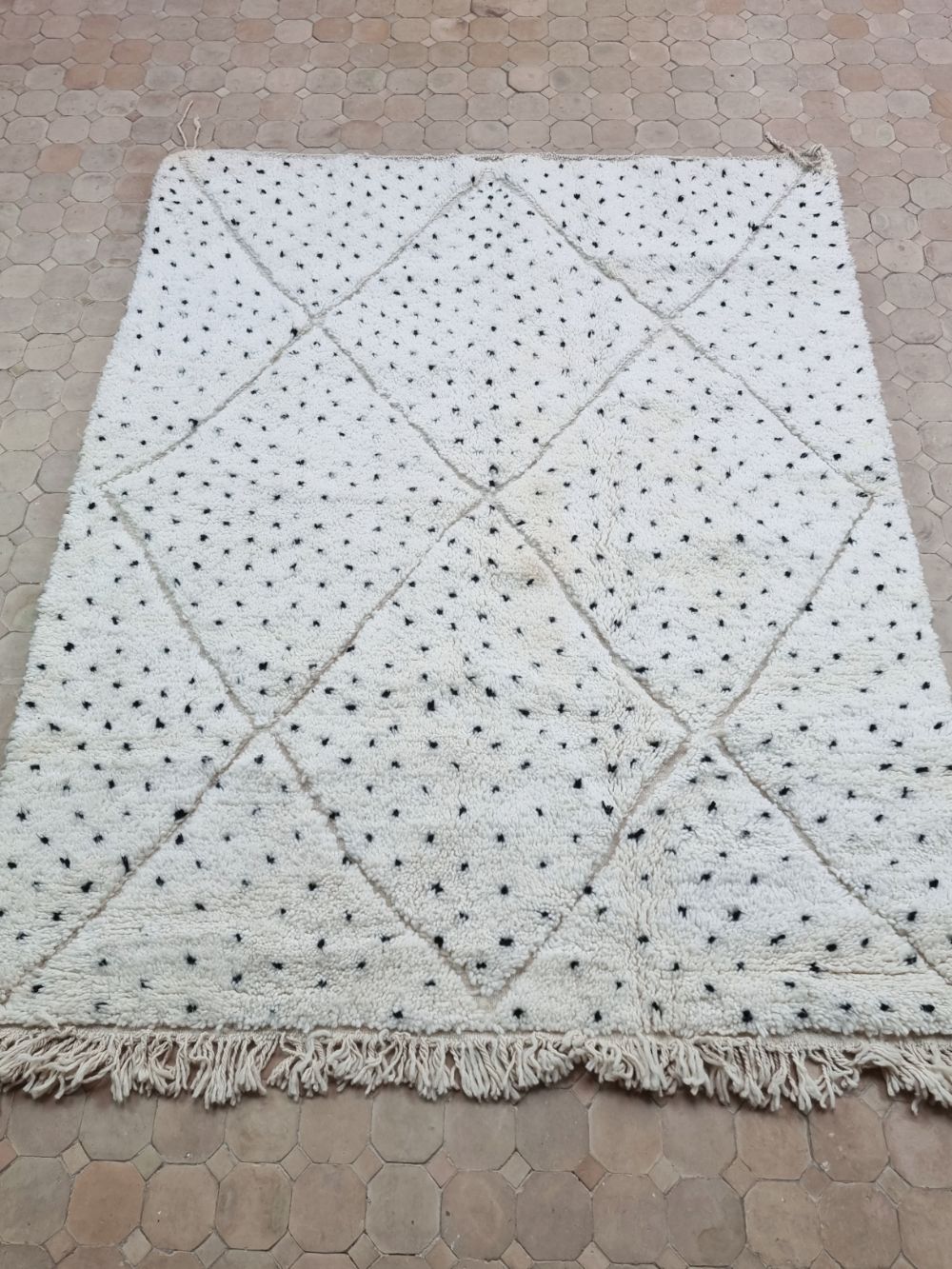 Marokkolainen pilkullinen matto 190x150cm