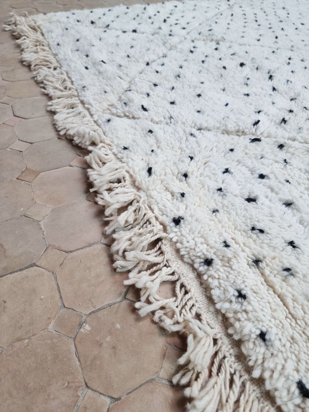 Marokkolainen pilkullinen matto 190x150cm