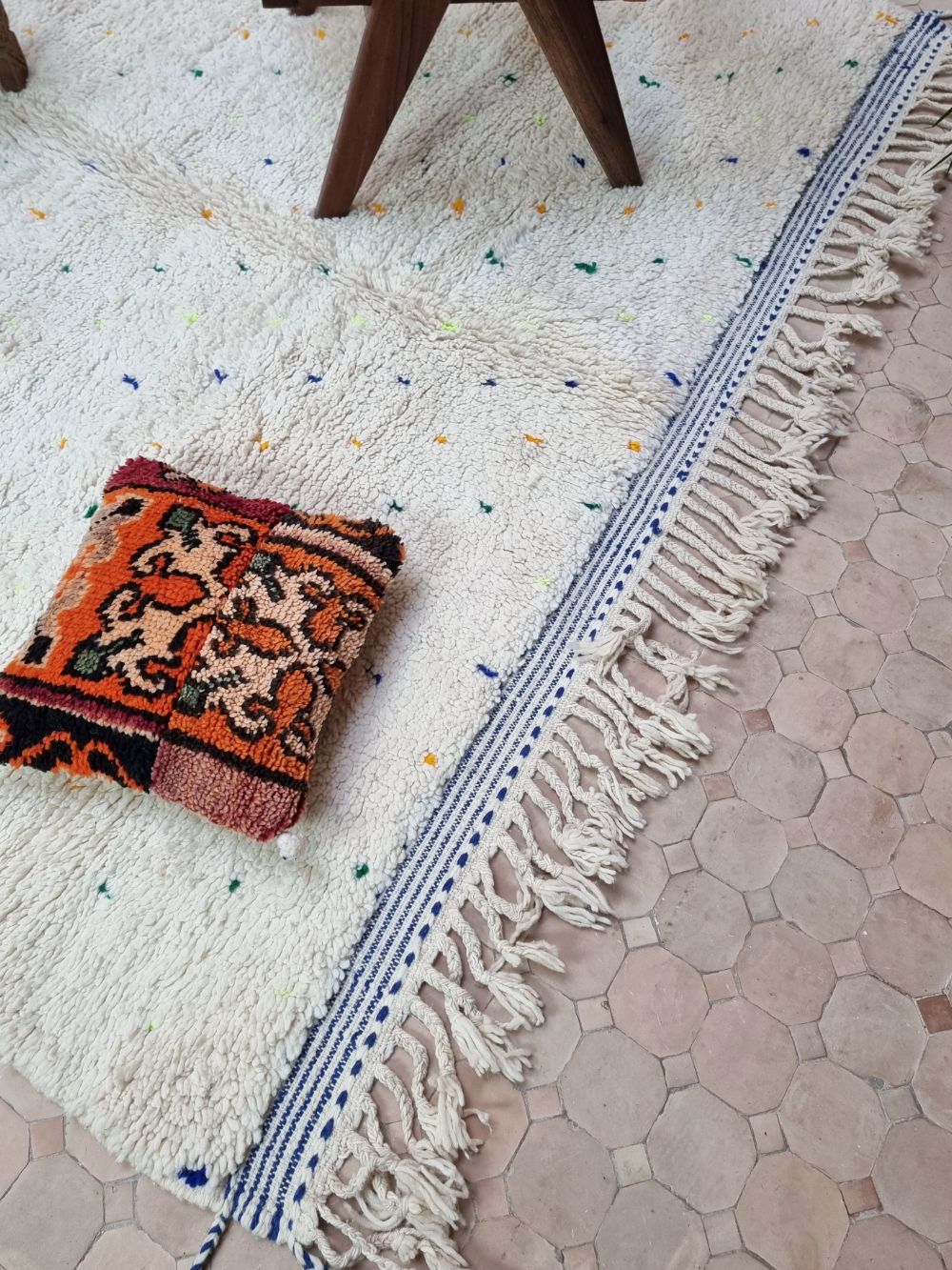 Marokkolainen pilkullinen matto 290x220cm
