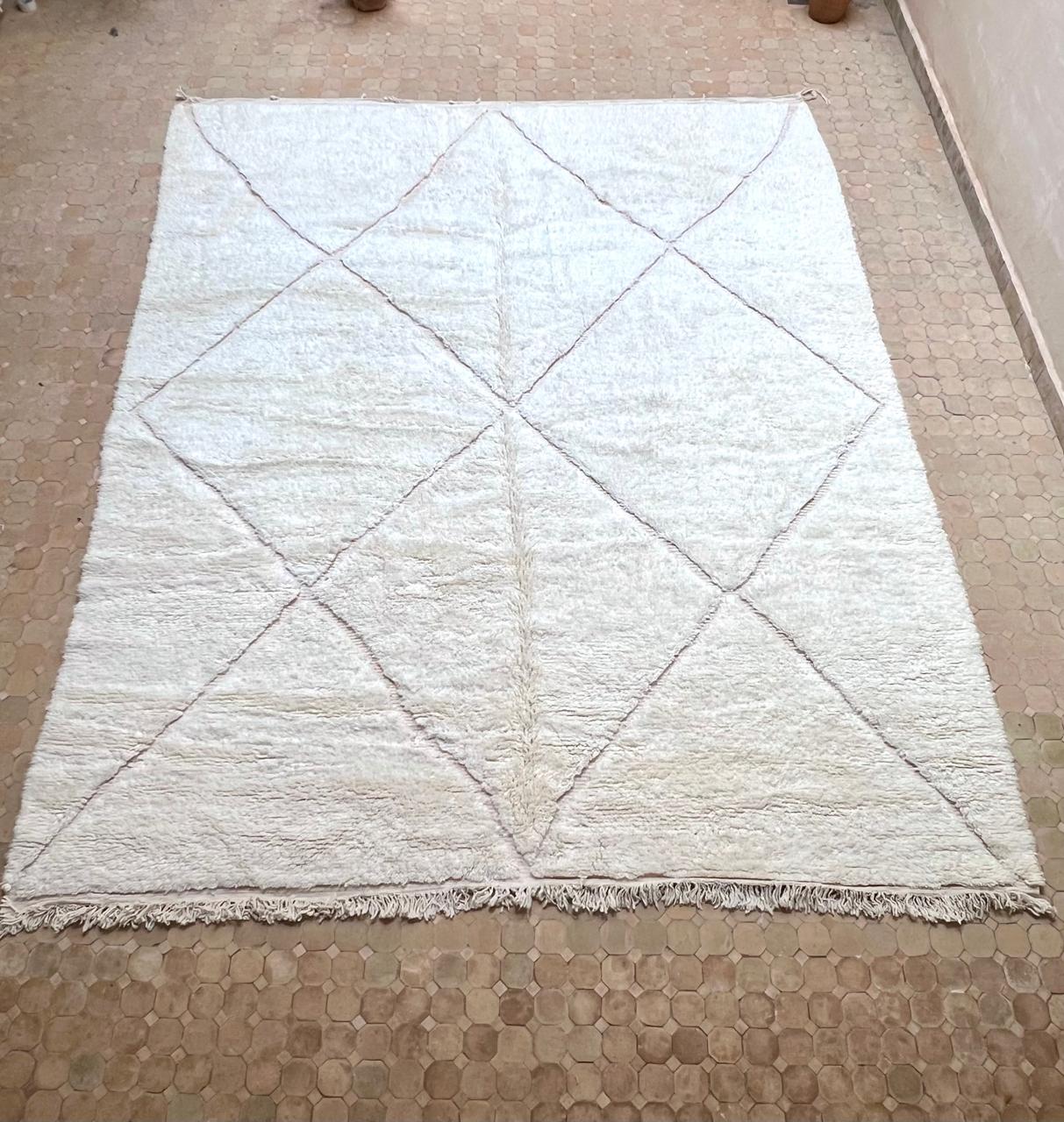 Marokkolainen valkoinen matto 380x310cm