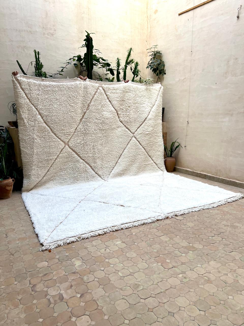 Marokkolainen valkoinen matto 380x310cm