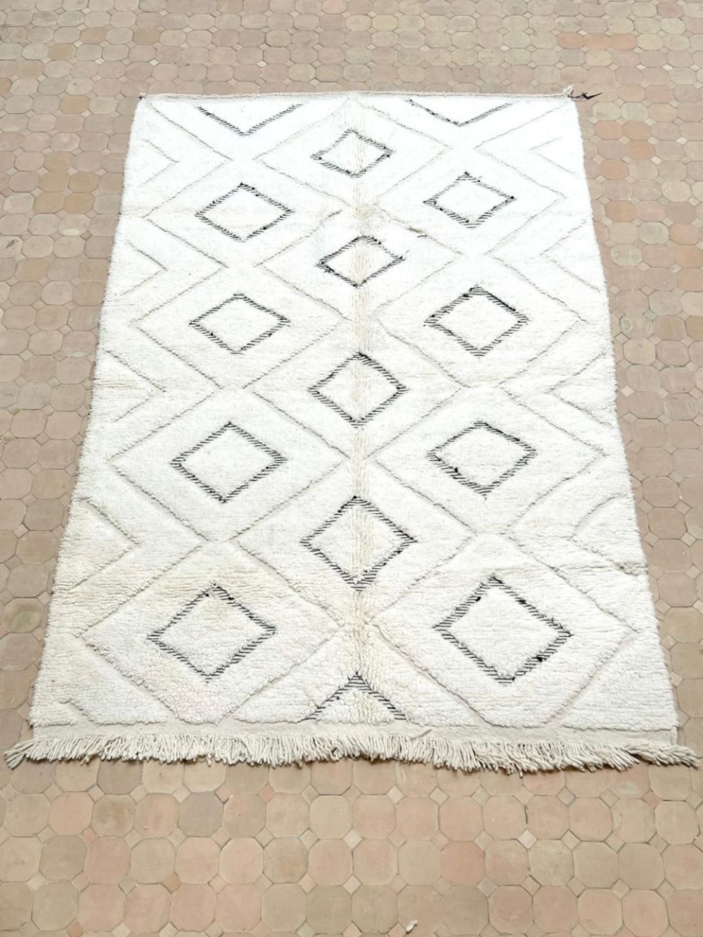 Marokkolainen mustavalkoinen matto 255x150cm