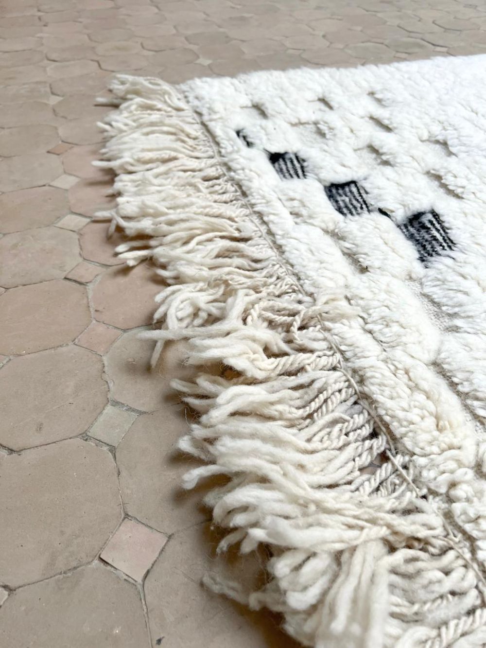 Marokkolainen mustavalkoinen matto 250x150cm