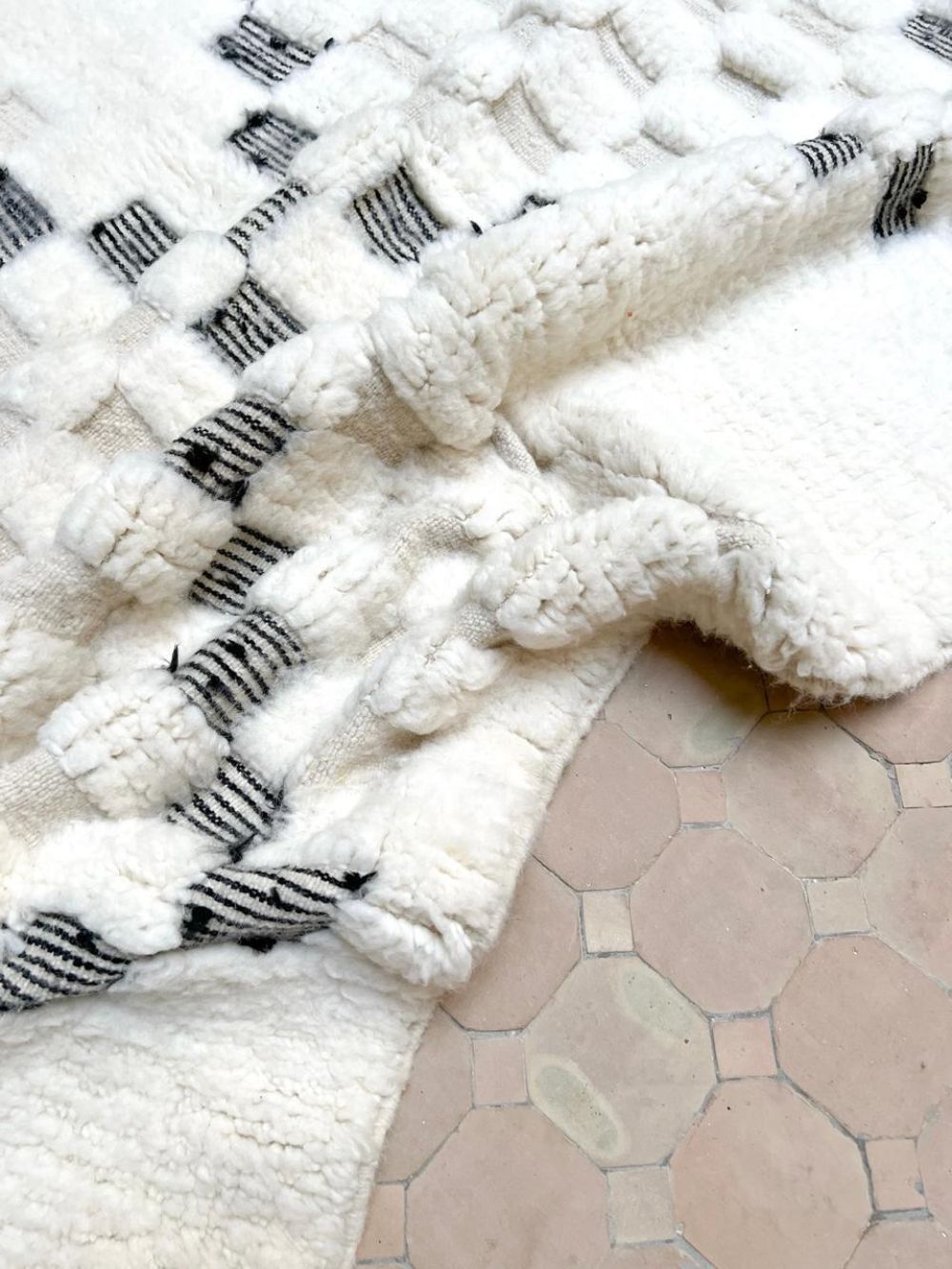 Marokkolainen mustavalkoinen matto 250x150cm