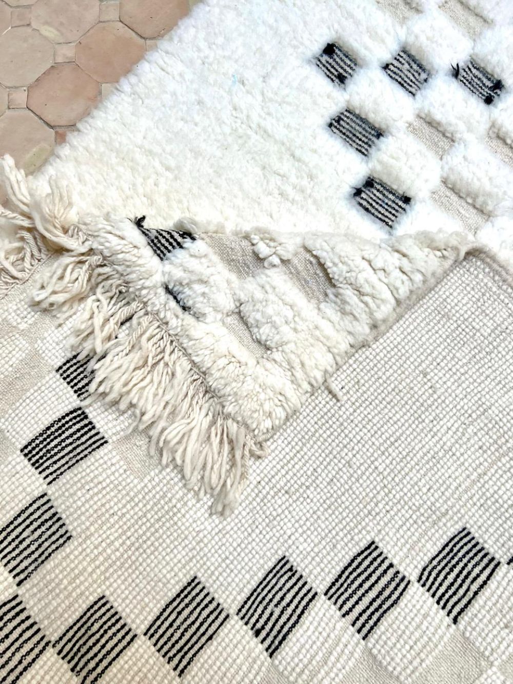 Marokkolainen mustavalkoinen matto 250x150cm