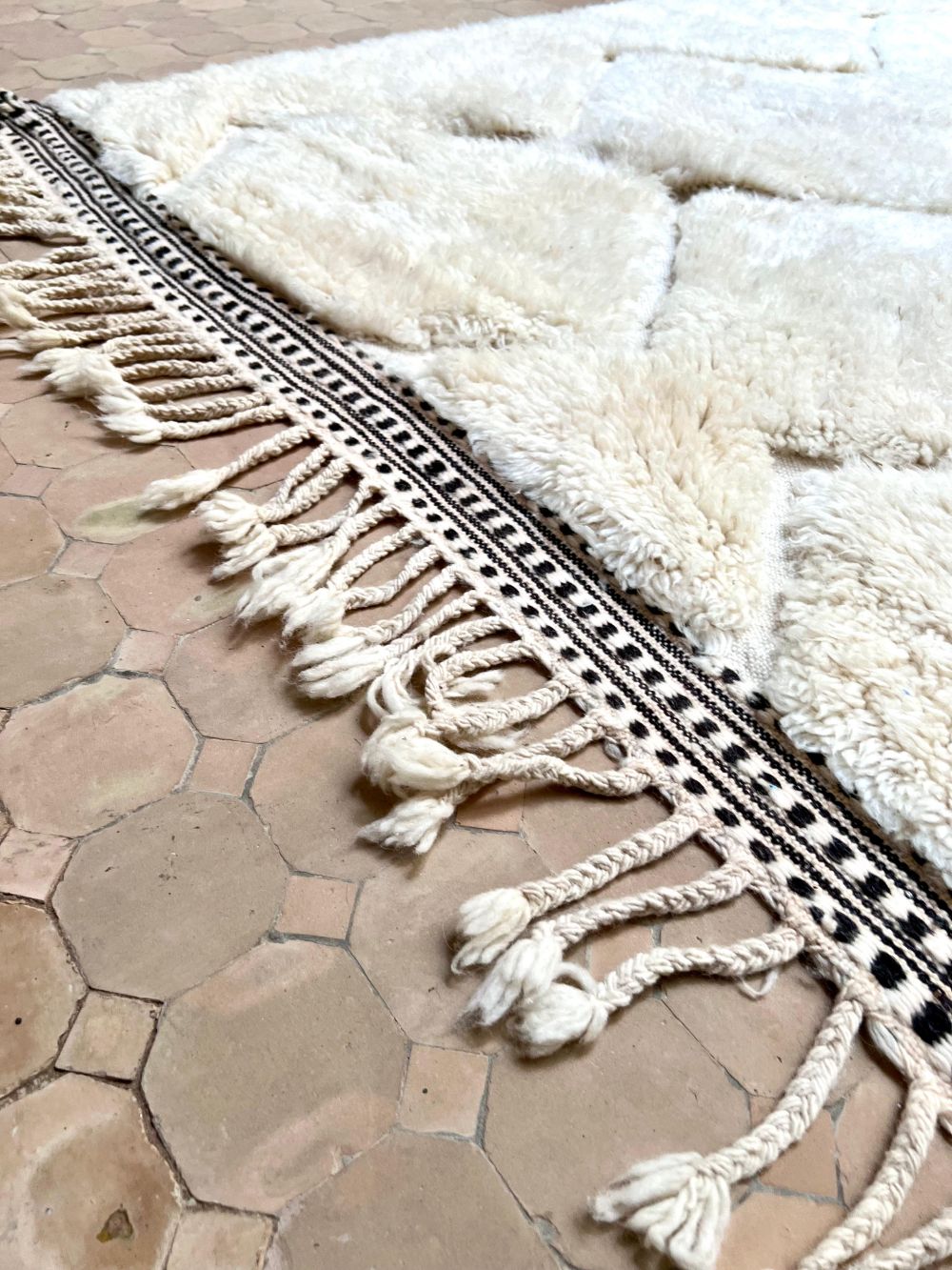 Marokkolainen mustavalkoinen matto 280x170cm