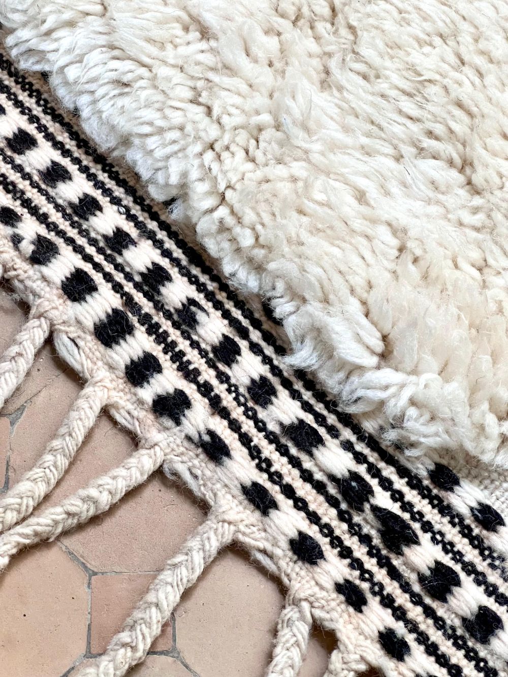 Marokkolainen mustavalkoinen matto 280x170cm