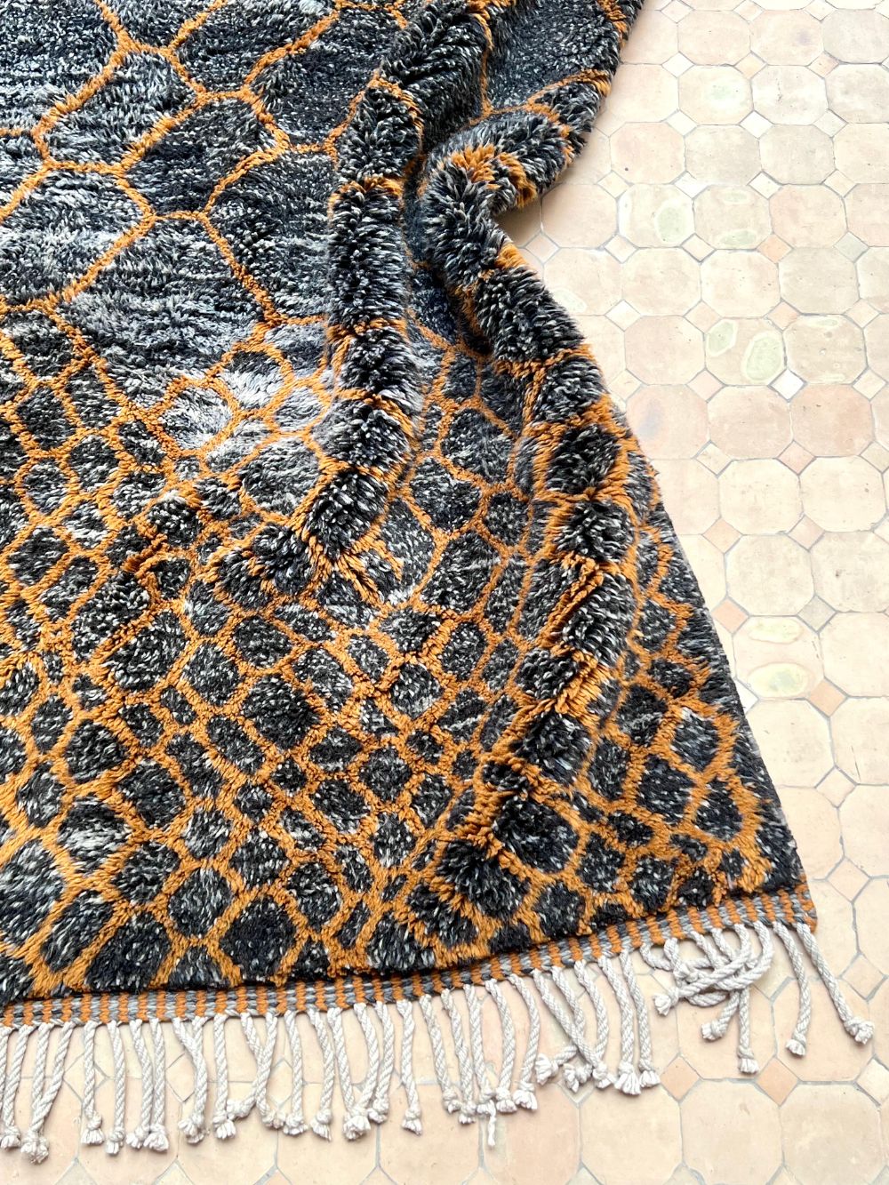 Marokkolainen Musta Pantteri matto 320x245cm