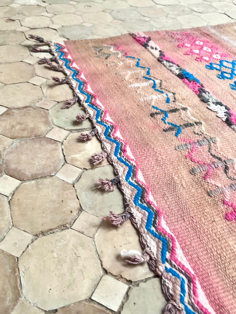 Marokkolainen nukaton matto 190x165cm