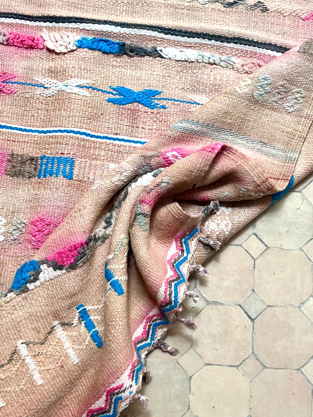 Marokkolainen nukaton matto 190x165cm