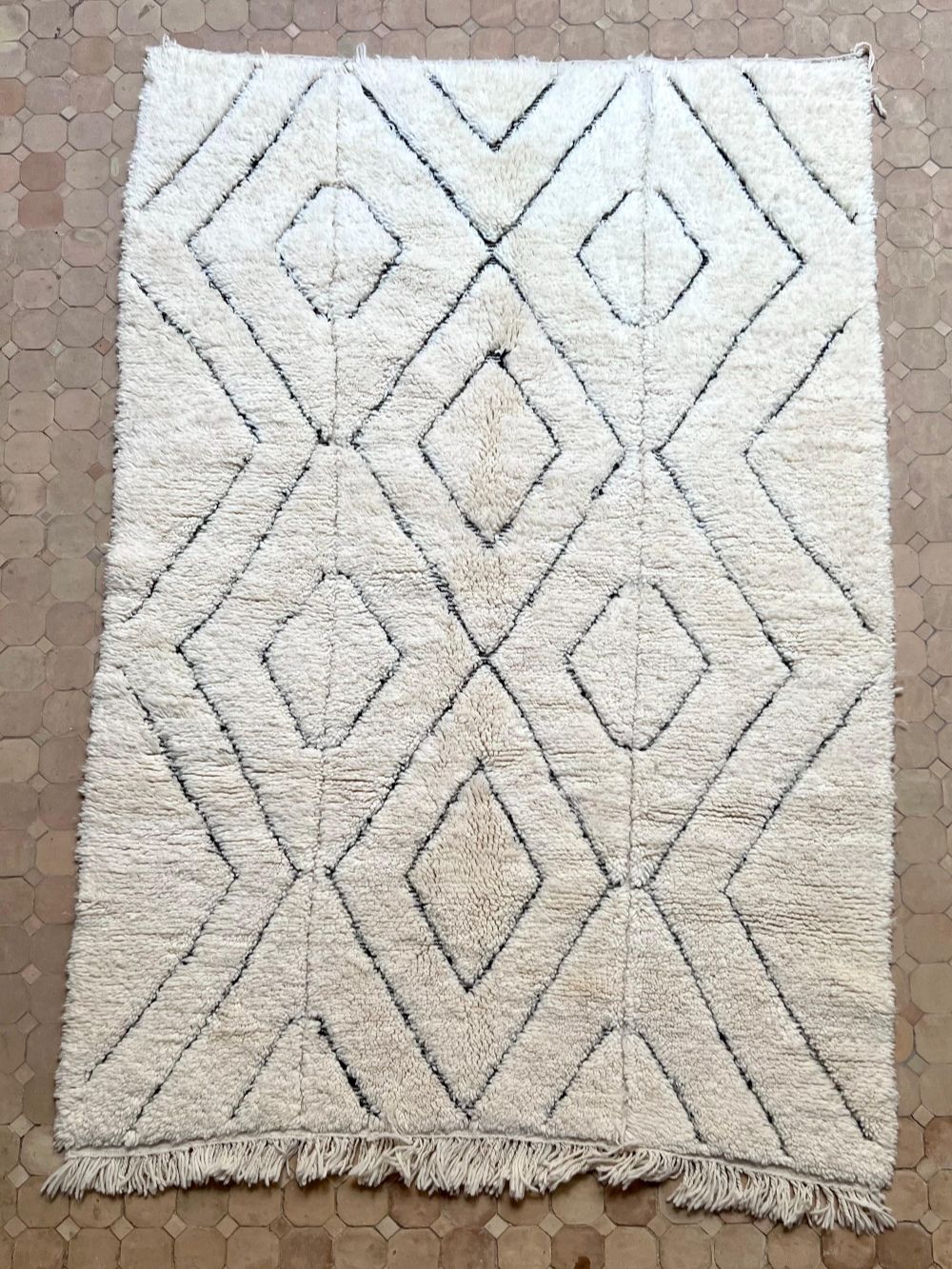 Marokkolainen mustavalkoinen matto 240x160cm