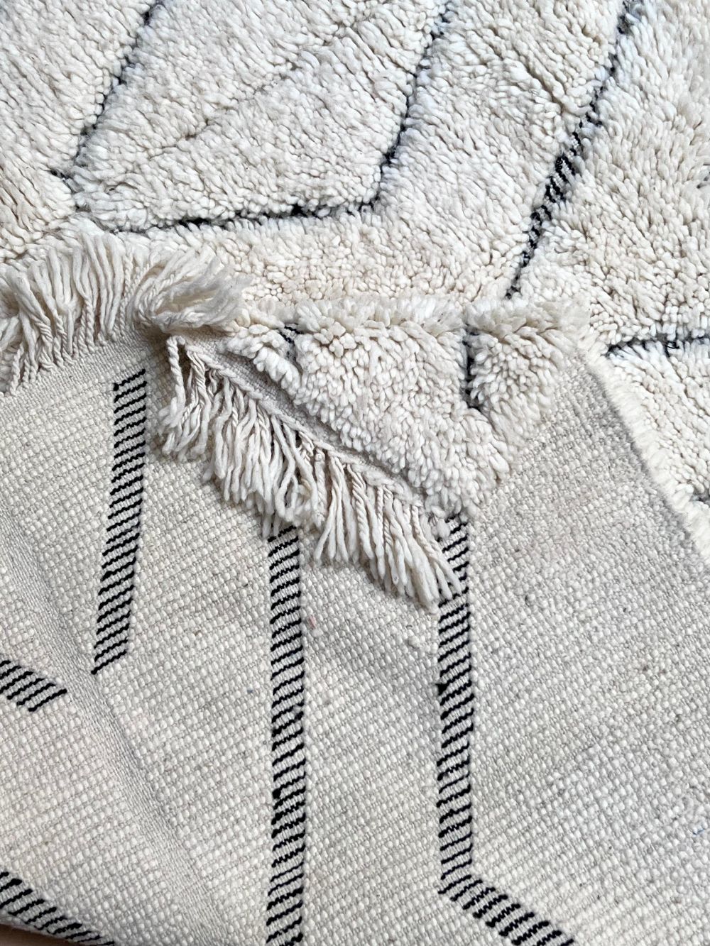 Marokkolainen mustavalkoinen matto 240x160cm