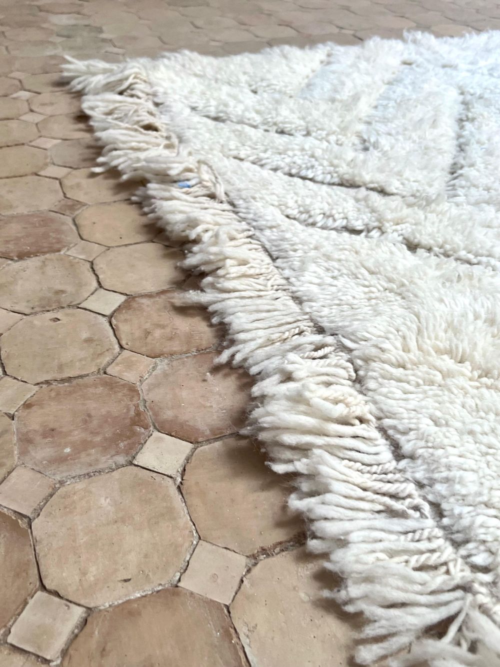 Marokkolainen valkoinen matto 235x160cm