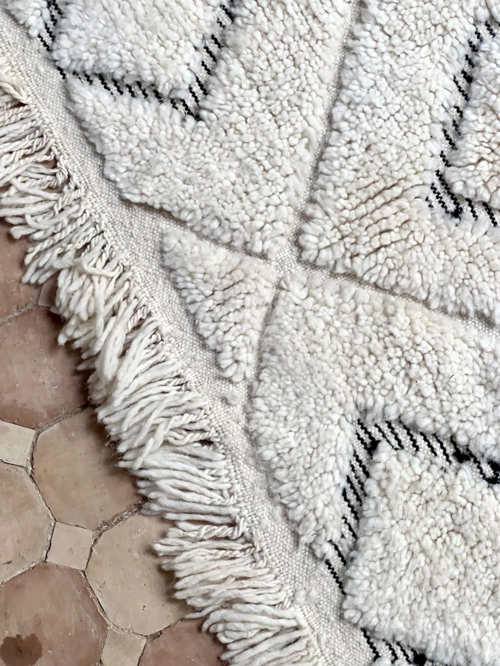 Marokkolainen mustavalkoinen matto 230x155cm