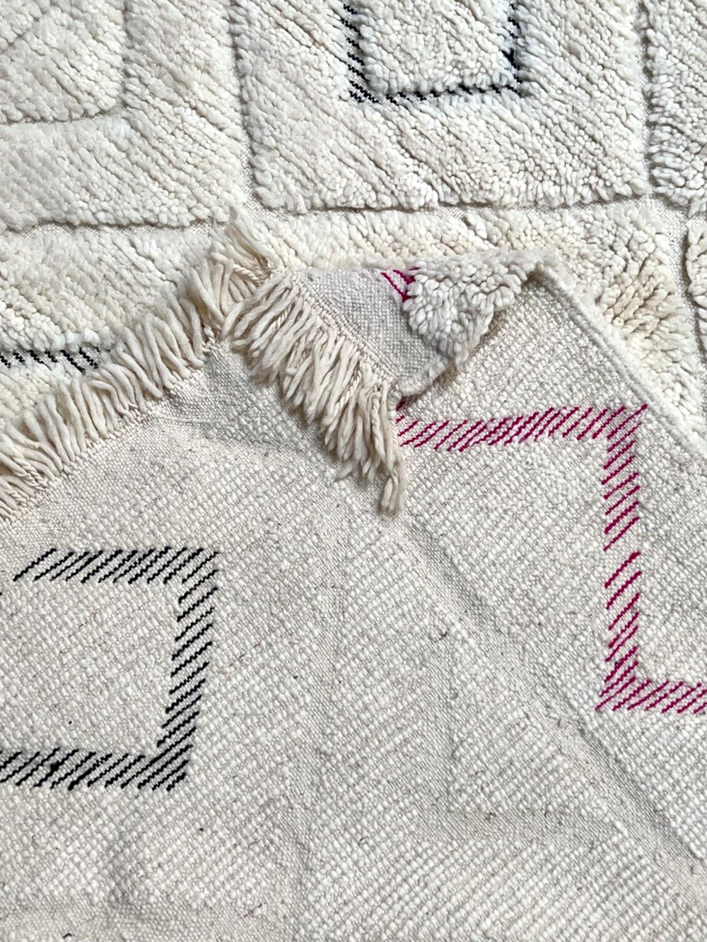 Marokkolainen mustavalkoinen matto 230x155cm