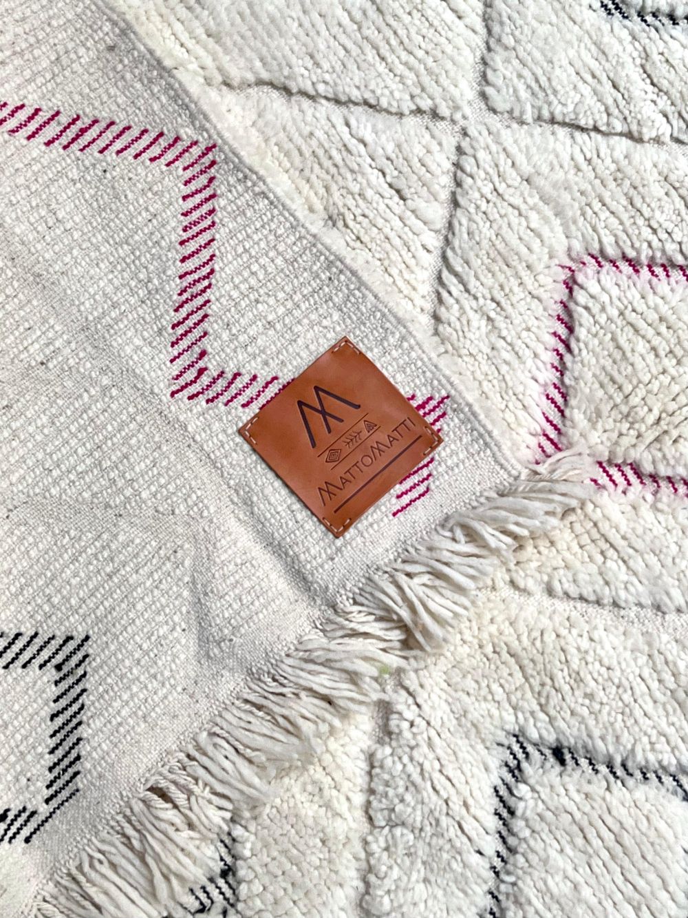 Marokkolainen mustavalkoinen matto 230x155cm