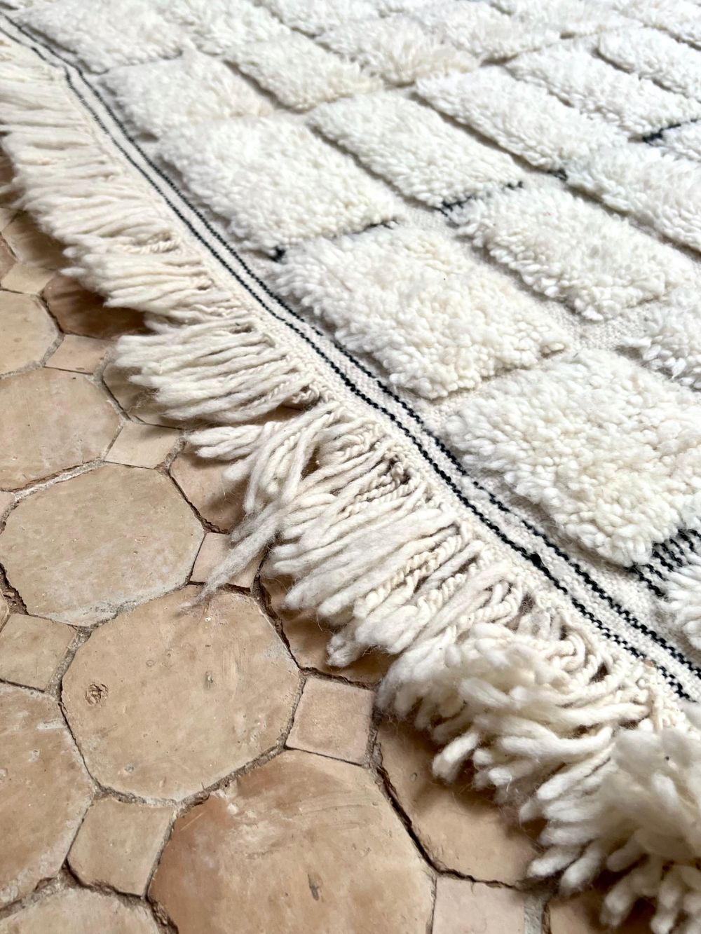 Marokkolainen mustavalkoinen matto 245x140cm