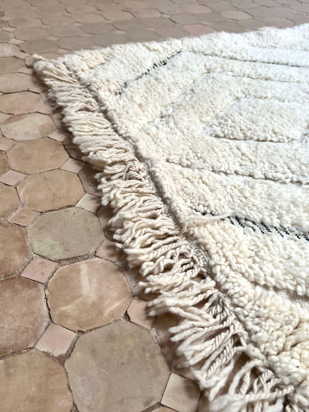 Marokkolainen mustavalkoinen matto 240x160cm