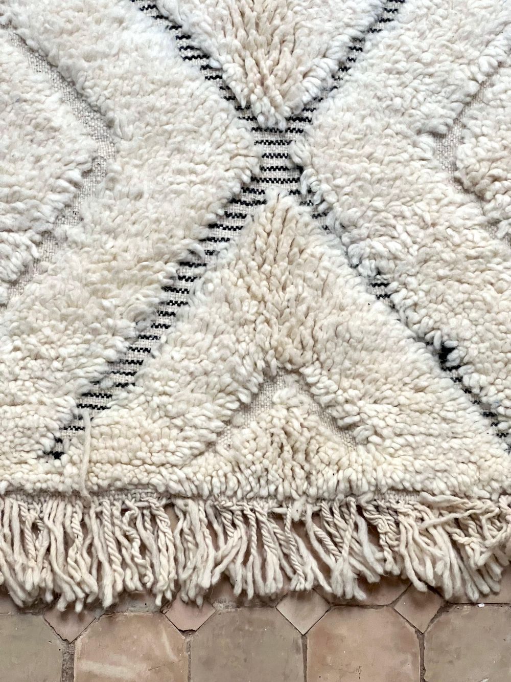 Marokkolainen mustavalkoinen matto 240x160cm