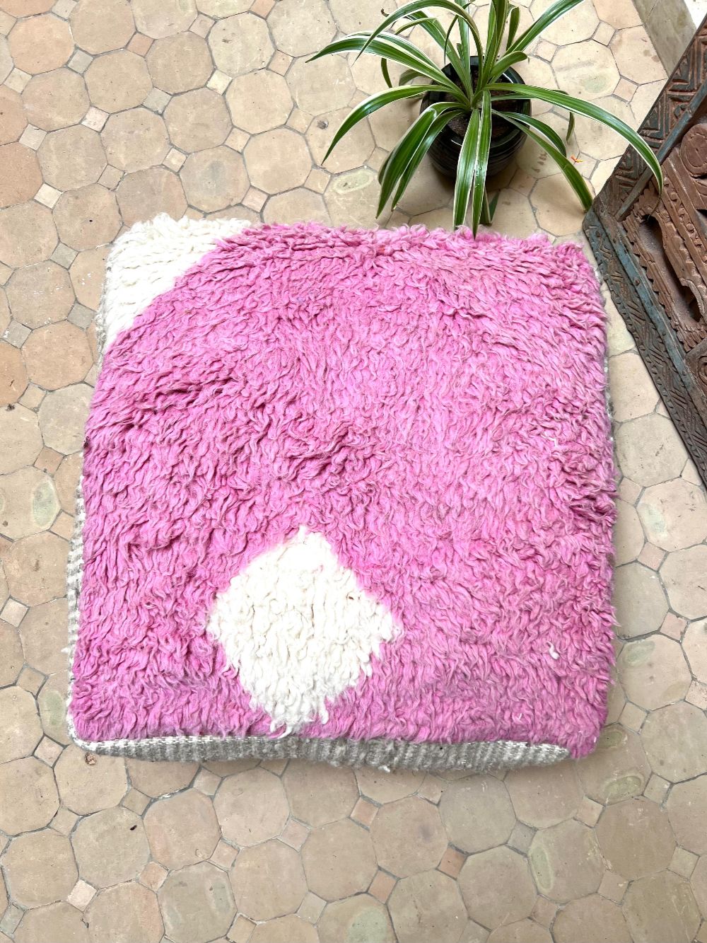 Marokkolainen vaaleanpunainen pouf