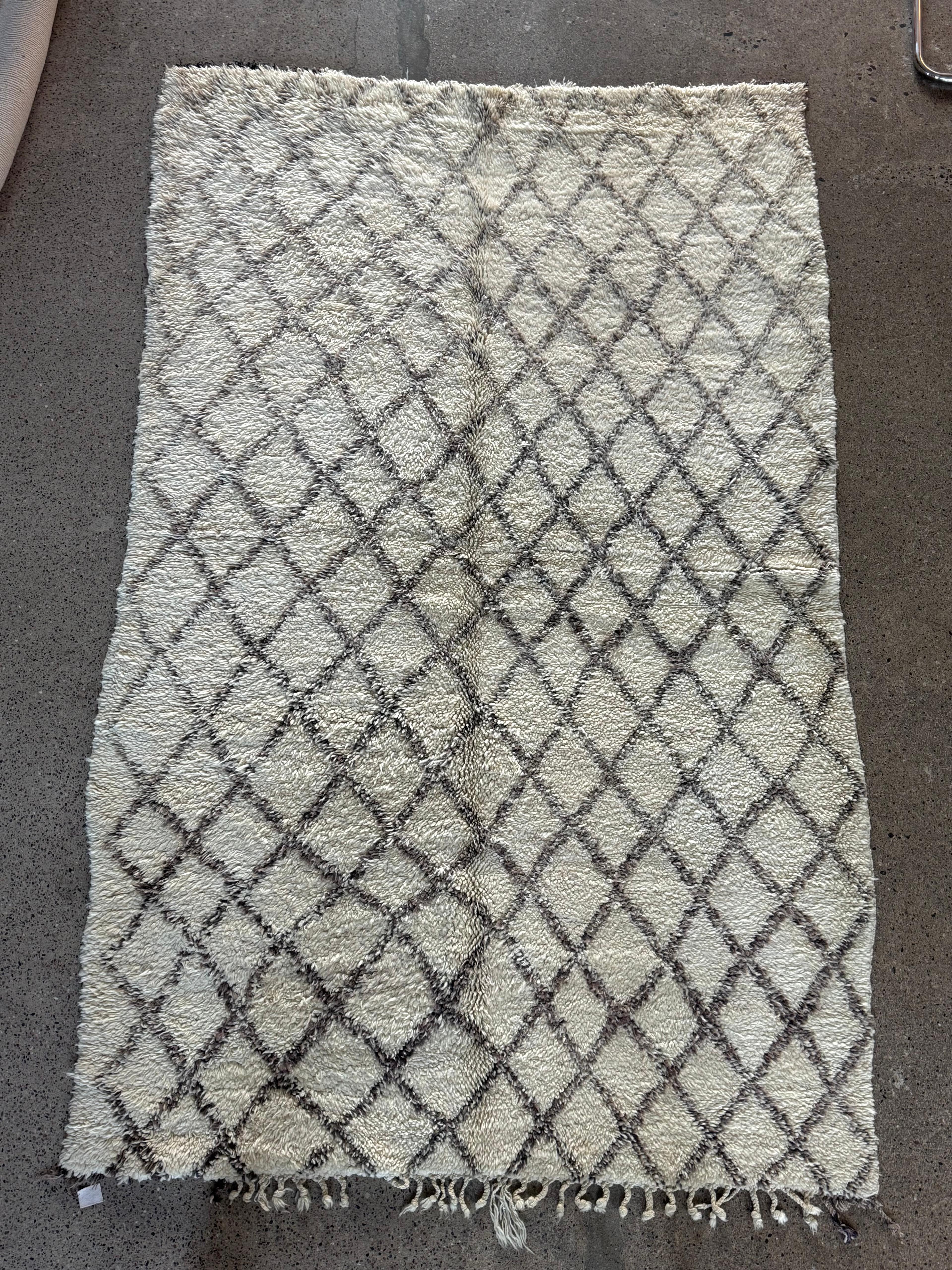 Moroccan Vintage Beni Ouarain Rug 270x175cm