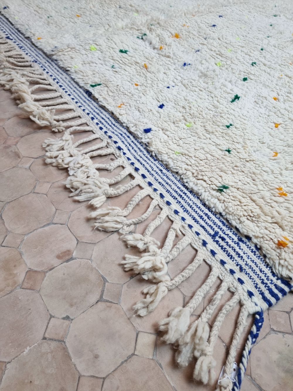 Marokkolainen pilkullinen matto 290x220cm