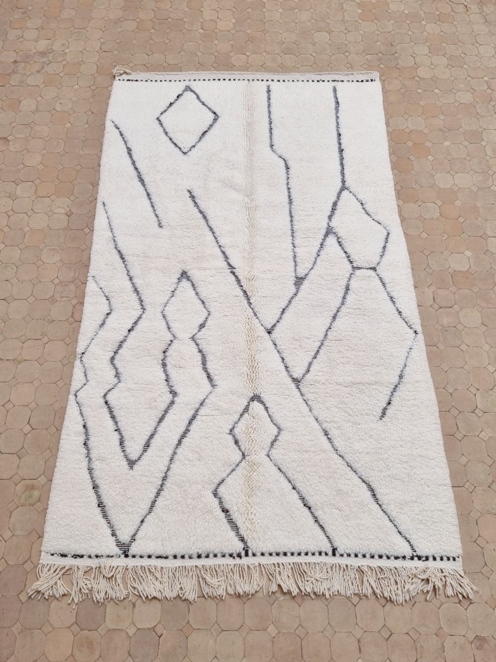 Marokkolainen mustavalkoinen matto 260x150cm
