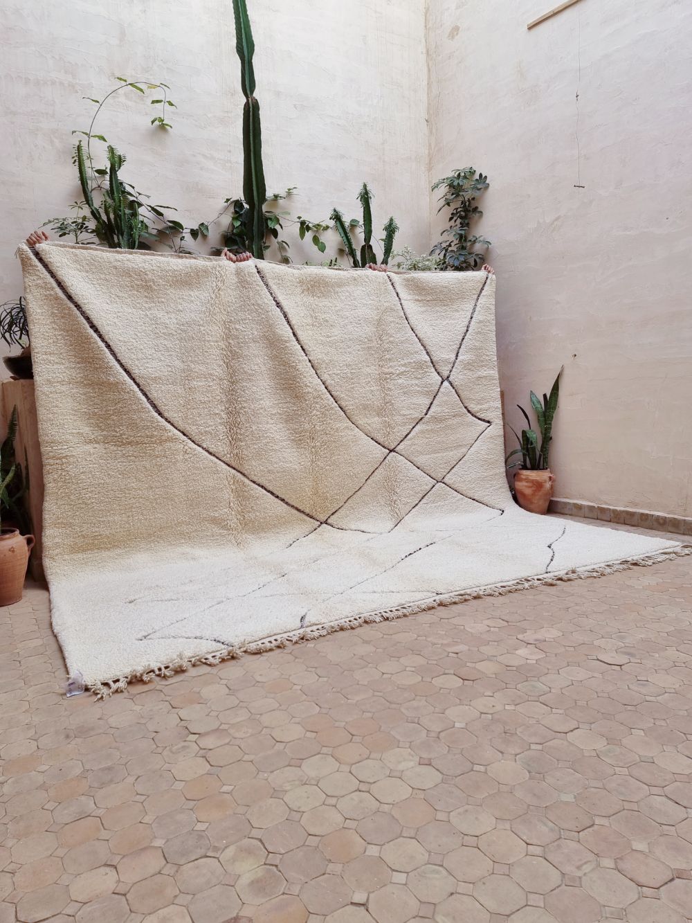 Marokkolainen mustavalkoinen matto 310x315cm 