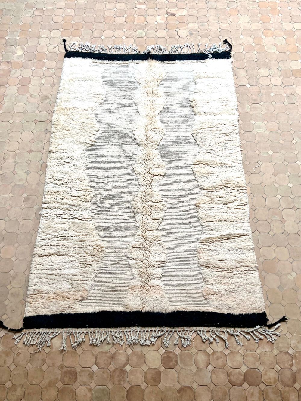 Marokkolainen mustavalkoinen matto 240x145cm