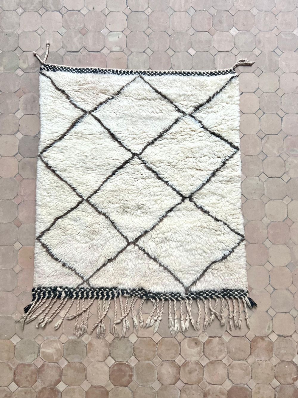 Marokkolainen mustavalkoinen matto 100x90cm