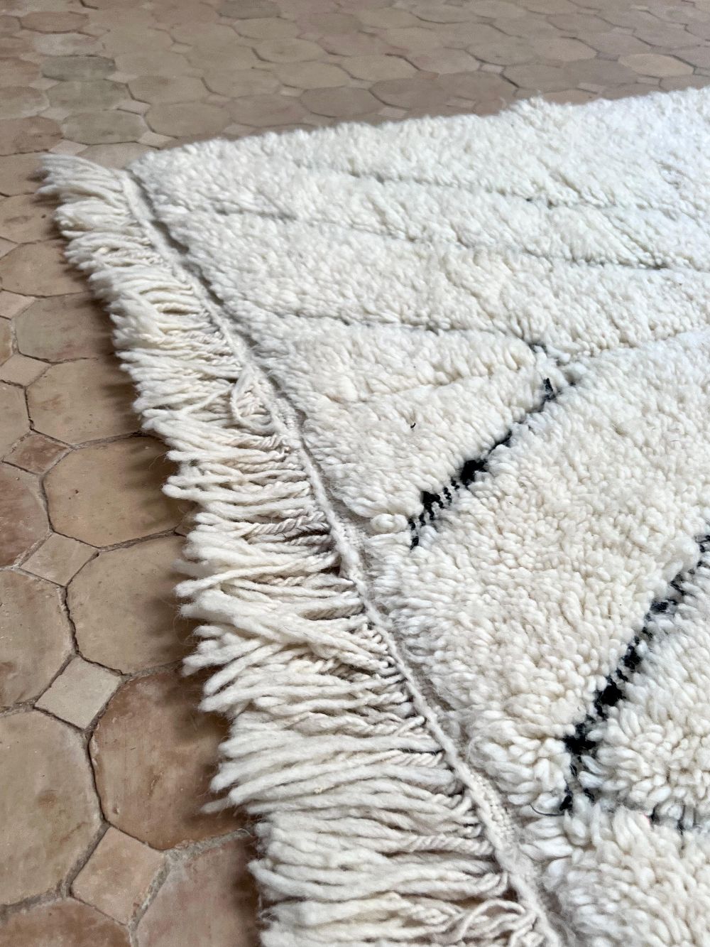 Marokkolainen mustavalkoinen matto 240x160cm