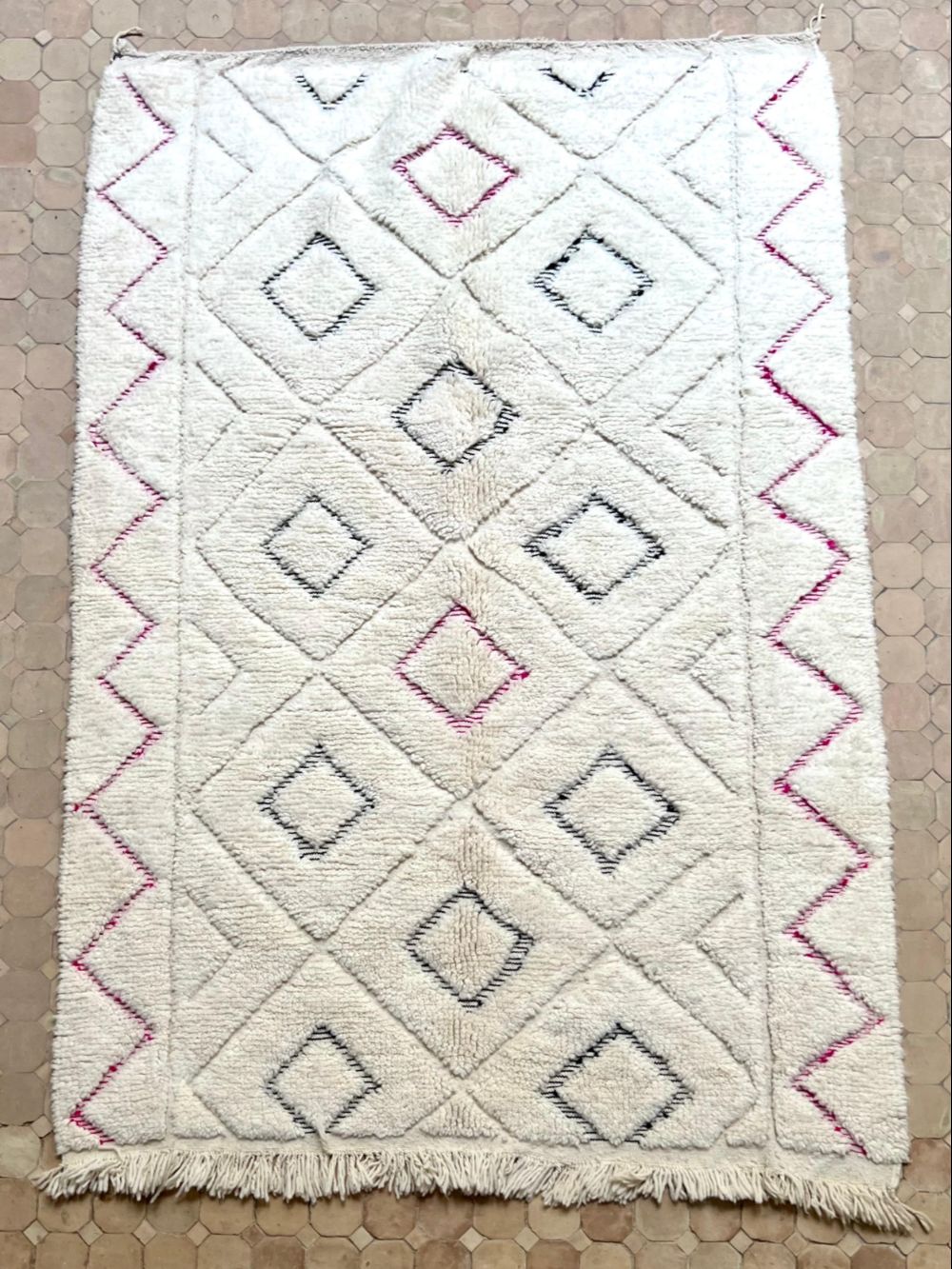 Marokkolainen mustavalkoinen matto 230x155cm