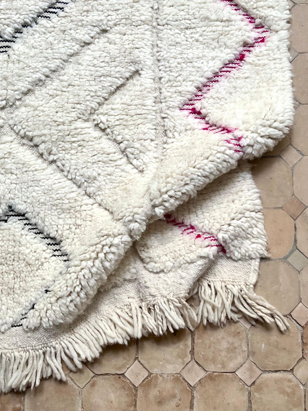 Marokkolainen mustavalkoinen matto 230x155cm