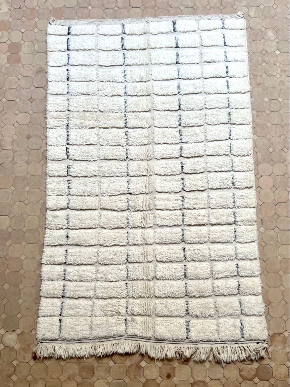 Marokkolainen mustavalkoinen matto 245x140cm