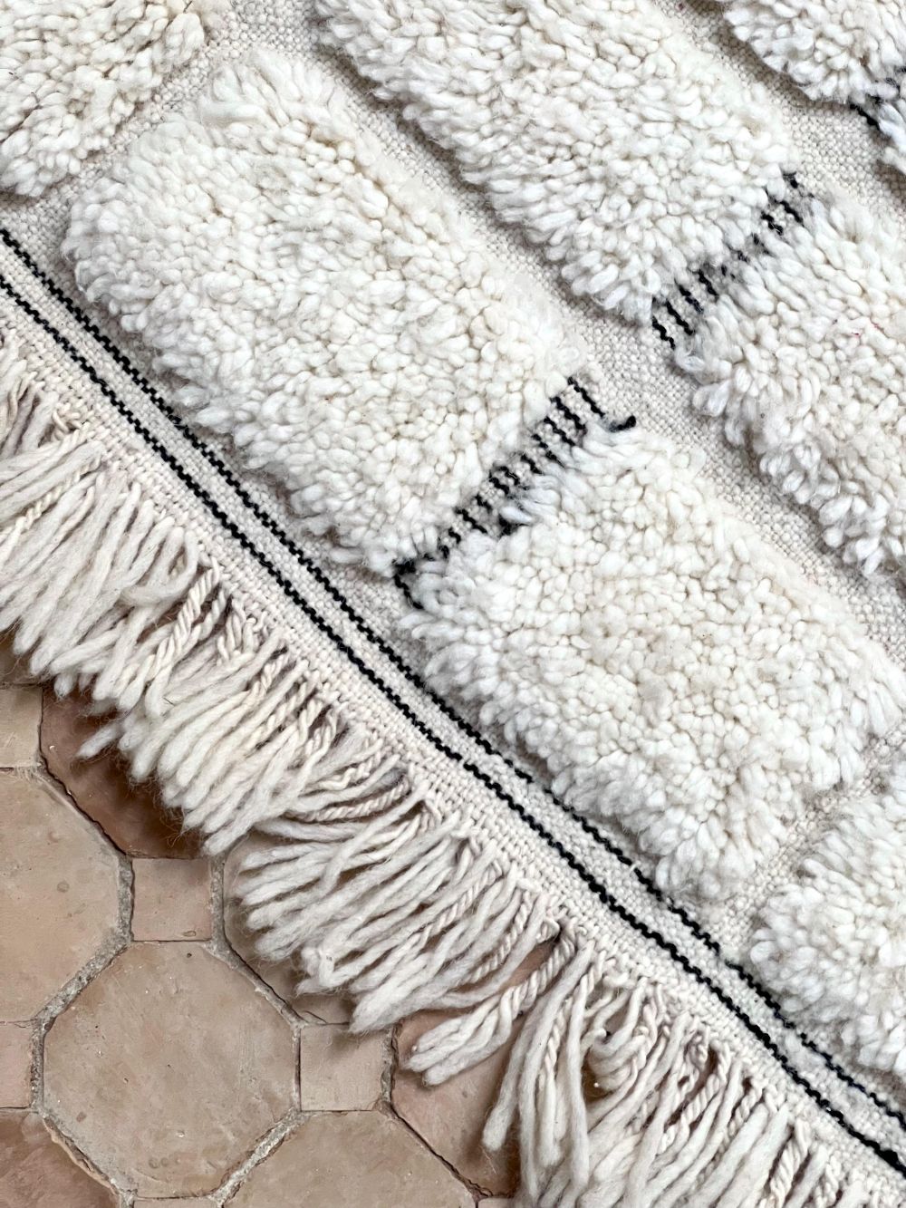 Marokkolainen mustavalkoinen matto 245x140cm