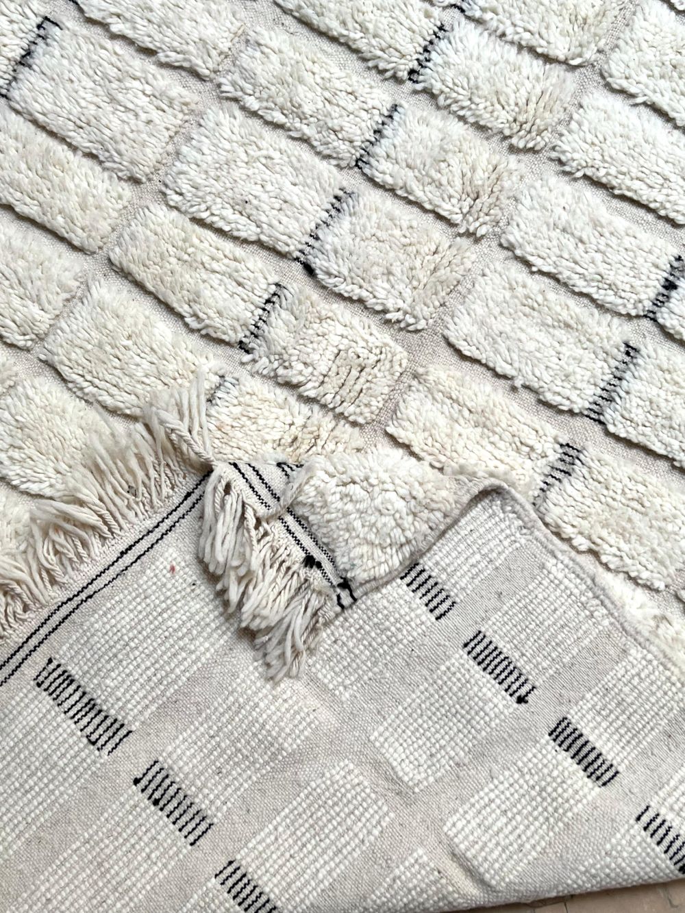 Marokkolainen mustavalkoinen matto 245x140cm