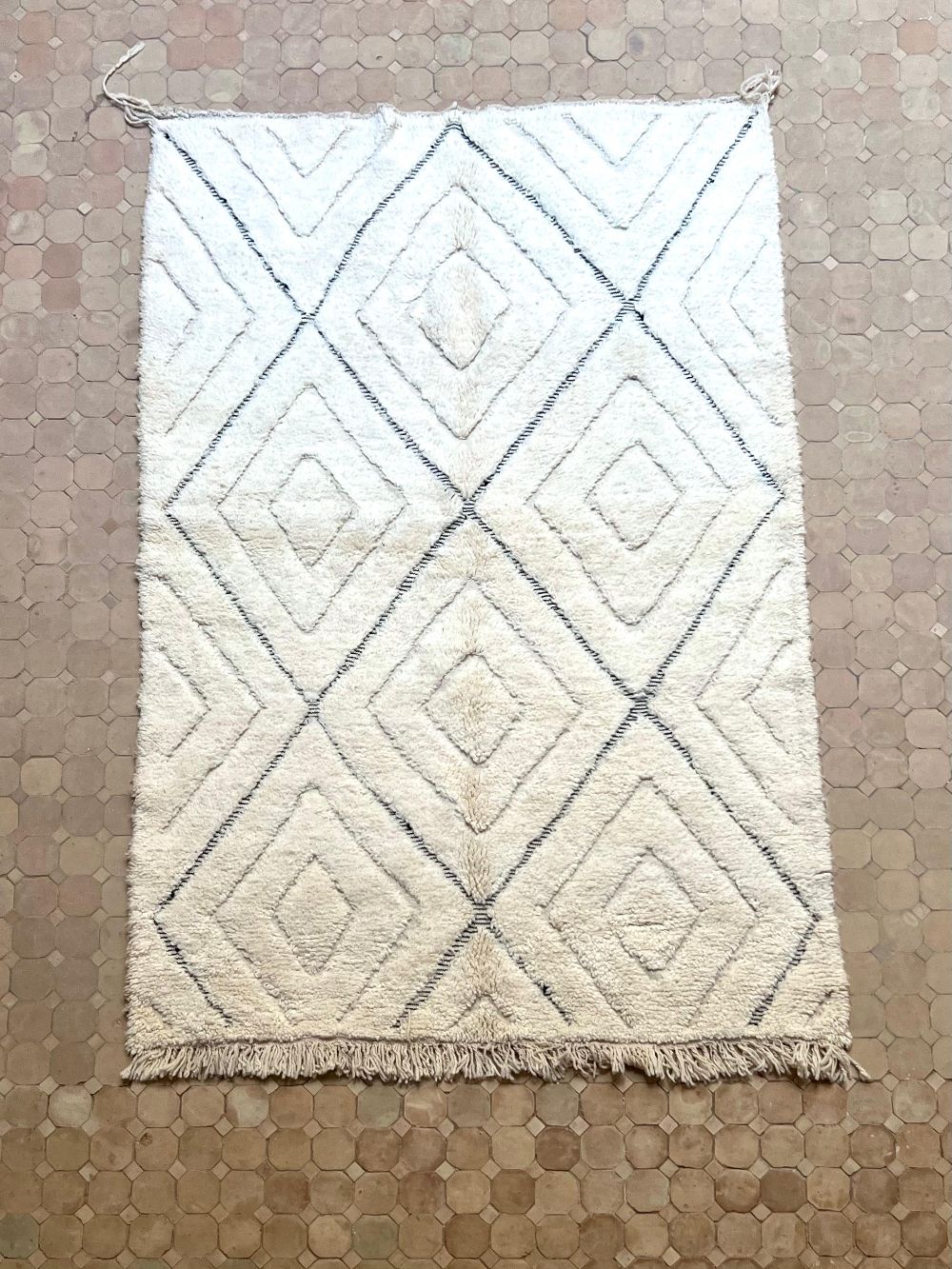 Marokkolainen mustavalkoinen matto 240x160cm