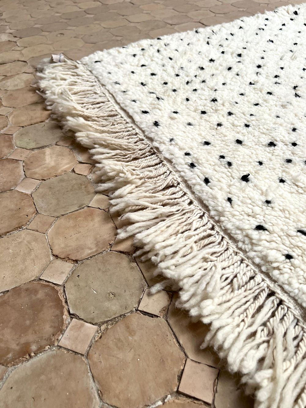 Marokkolainen pilkullinen matto 140x95cm