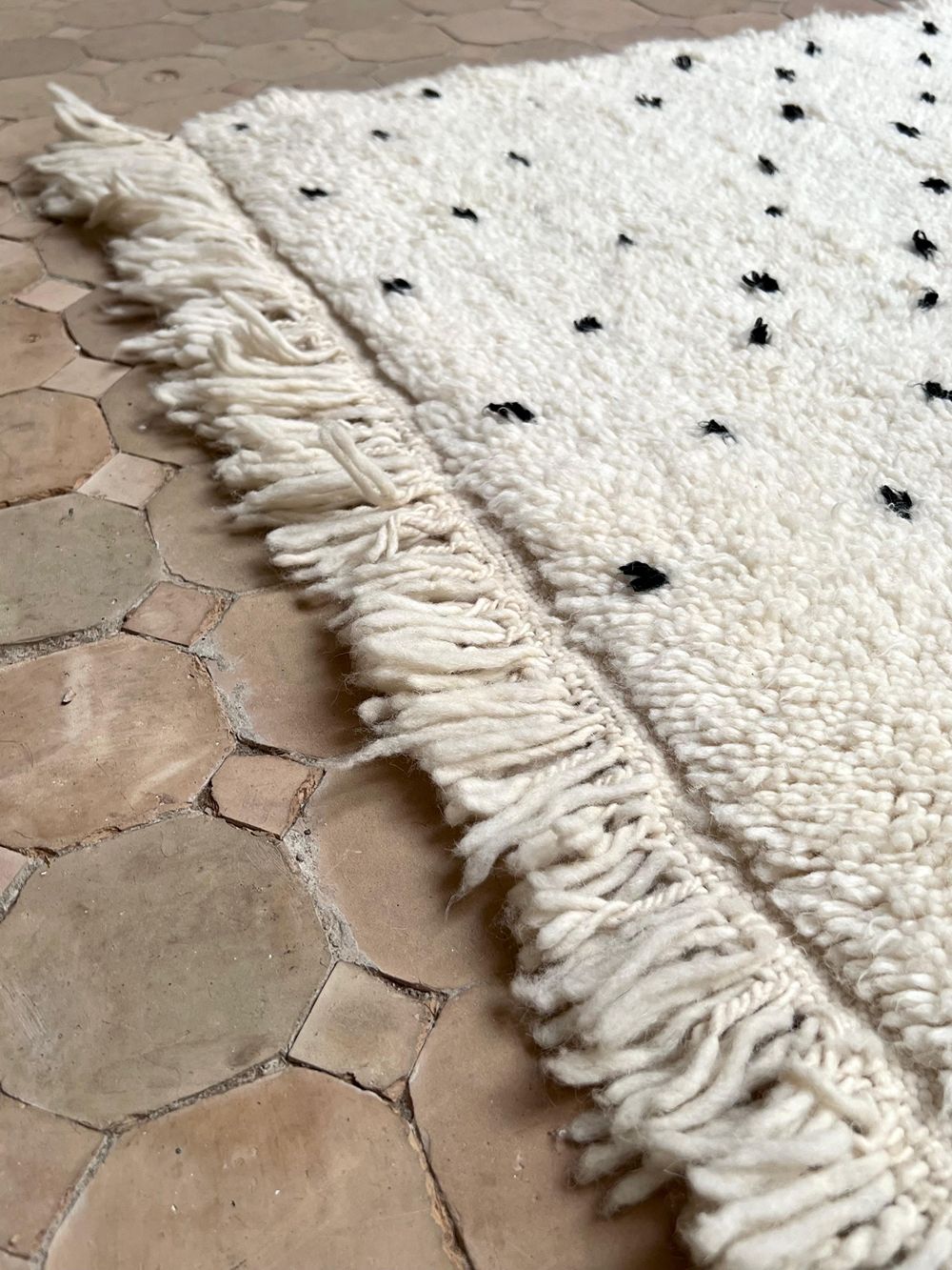 Marokkolainen pilkullinen matto 250x150cm