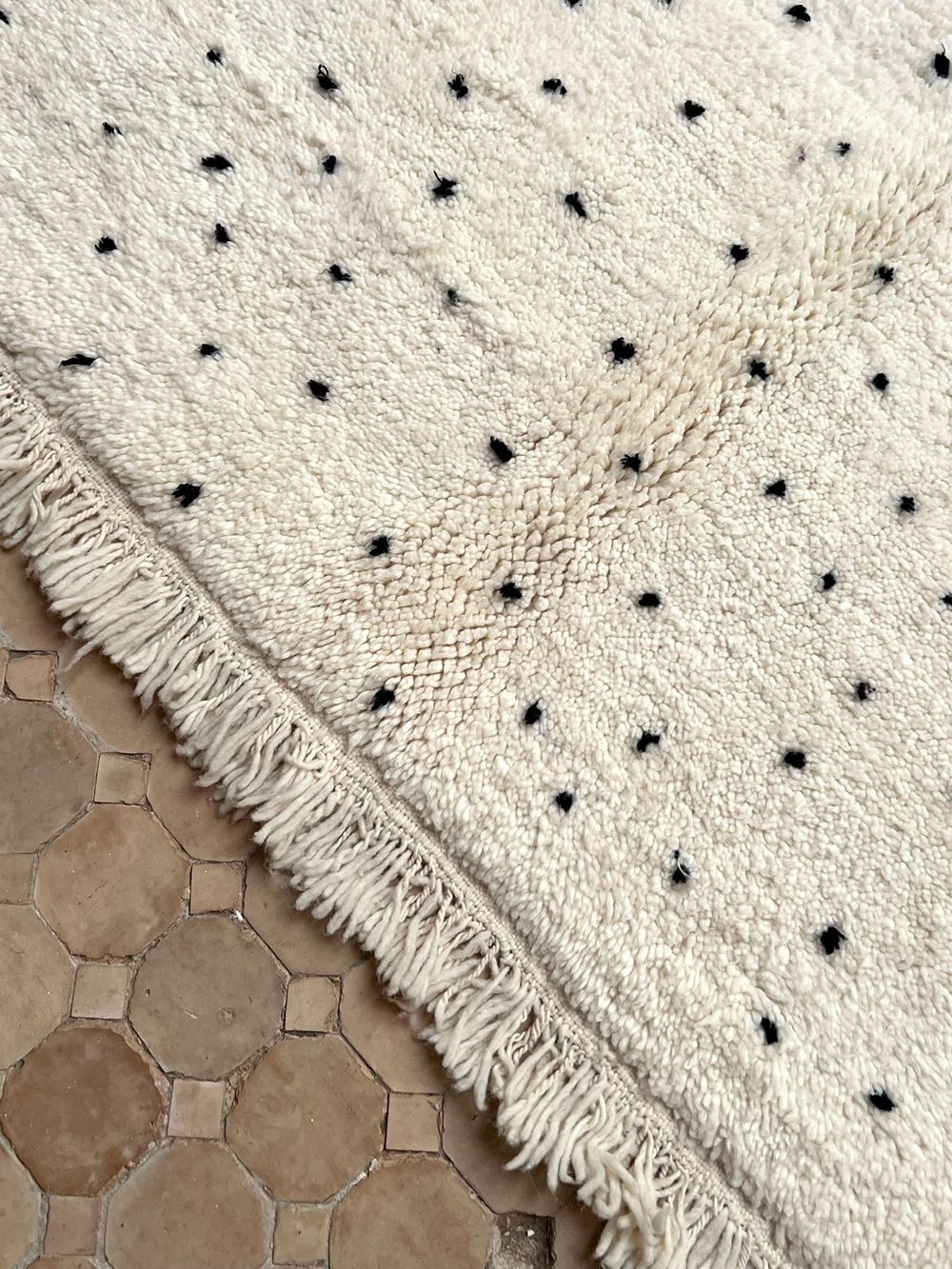 Marokkolainen pilkullinen matto 250x150cm