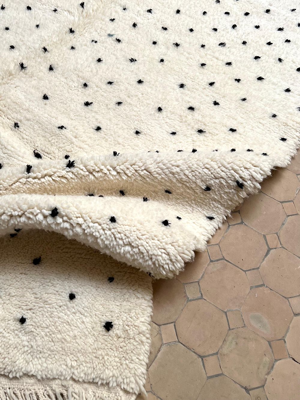 Marokkolainen pilkullinen matto 250x150cm