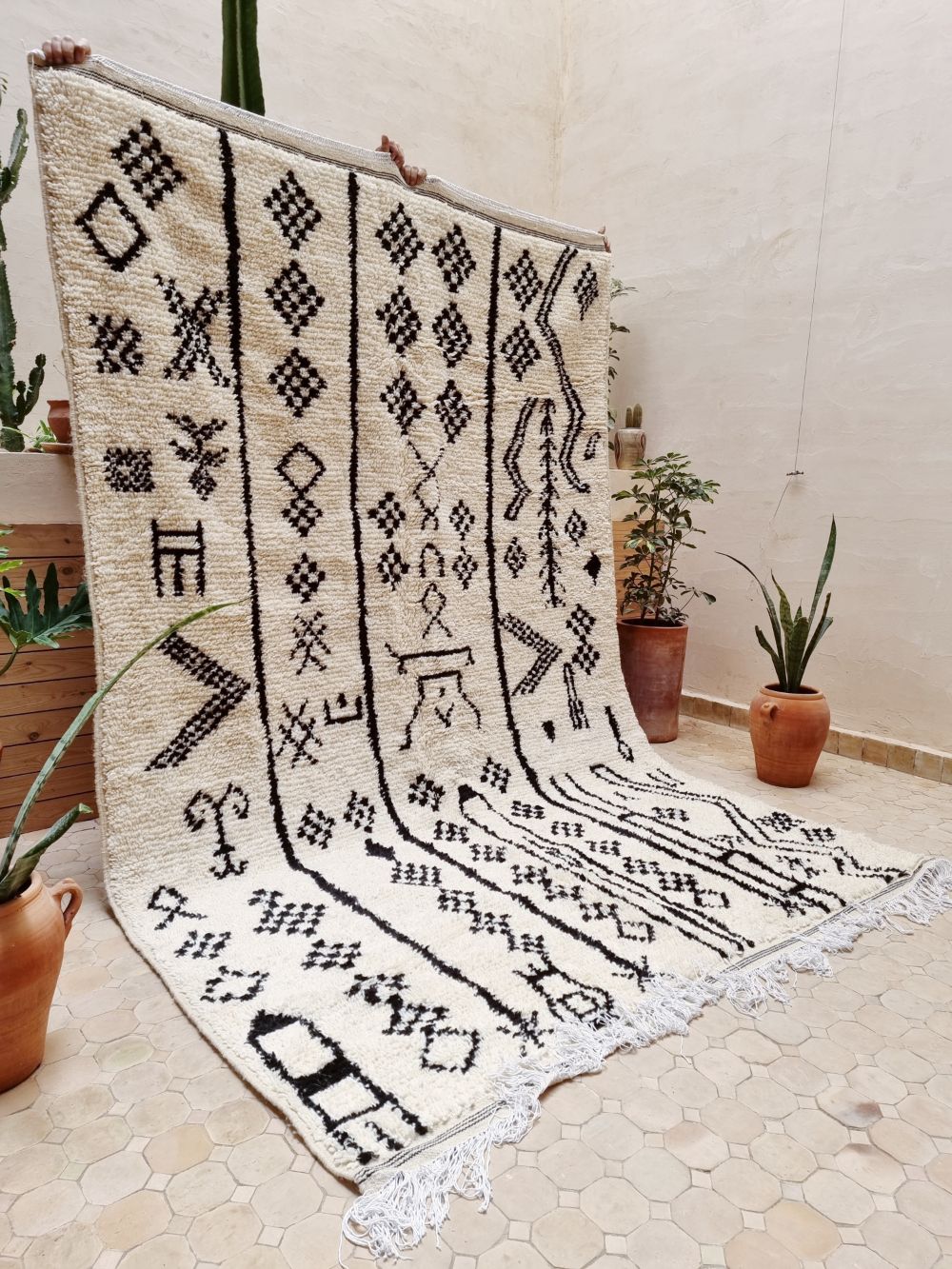 Marokkolainen mustavalkoinen matto 310x195cm